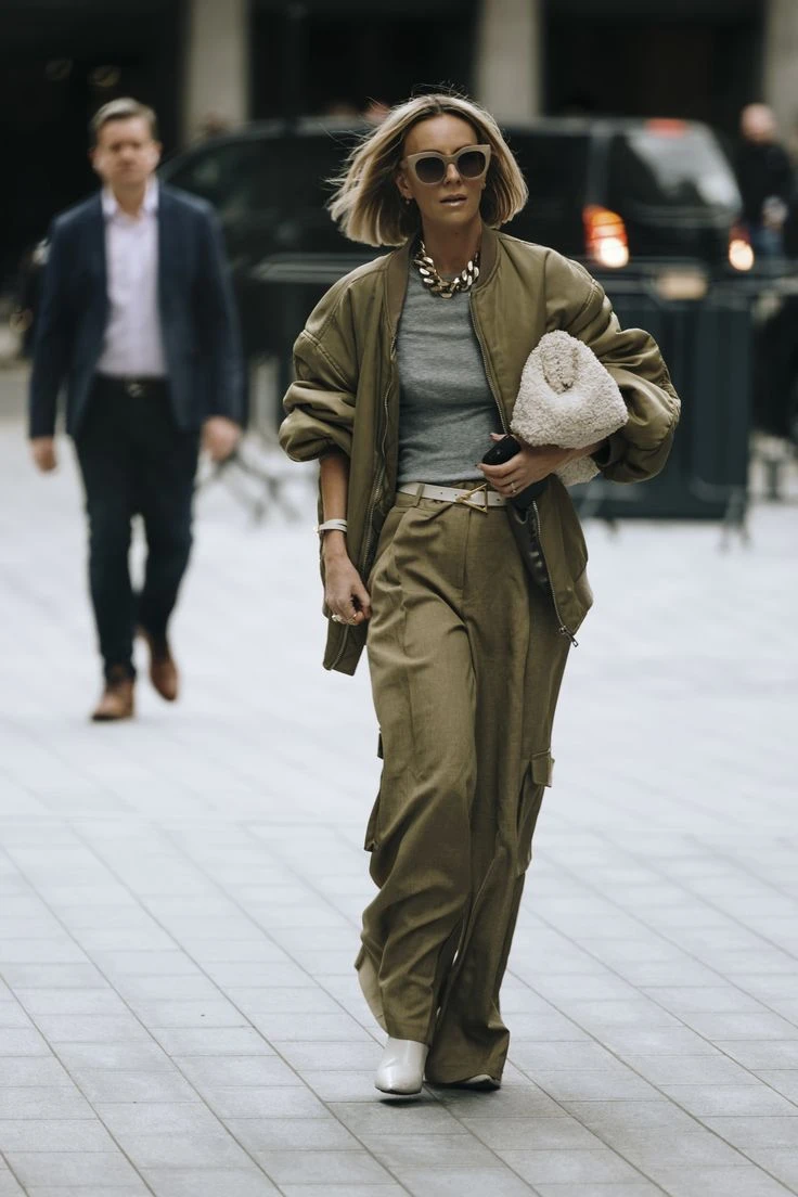Guía de estilo: 7 looks con verde oliva, el color del invierno furor en Europa