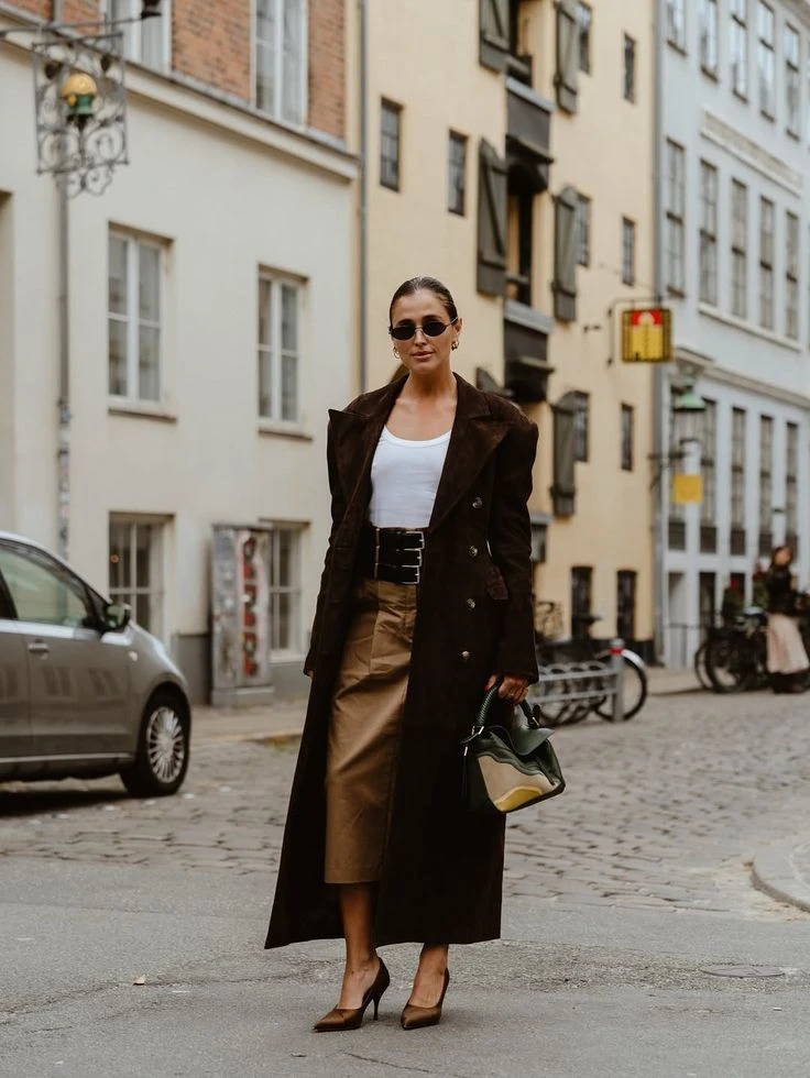 Cuero, lana, denim y paño: cómo combinar las texturas del otoño en 7 looks trendy y abrigados