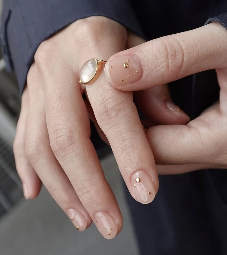 Manicura joya: cómo es la tendencia de uñas elegantes que vuelve en 2026