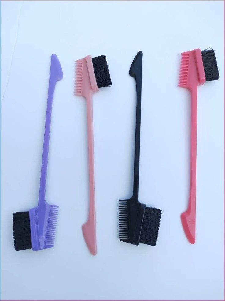 Además, recomendó utilizar cepillos especiales conocidos como “edge brush”, diseñados específicamente para peinar estos cabellos cortos y mantenerlos acomodados sin generar quiebre ni tensión.