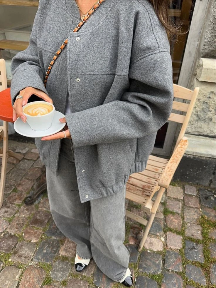 El gris se suma como alternativa moderna y urbana. Desde versiones ceniza hasta tonos grafito, aporta sobriedad y se adapta tanto a looks monocromáticos como a combinaciones más arriesgadas. 