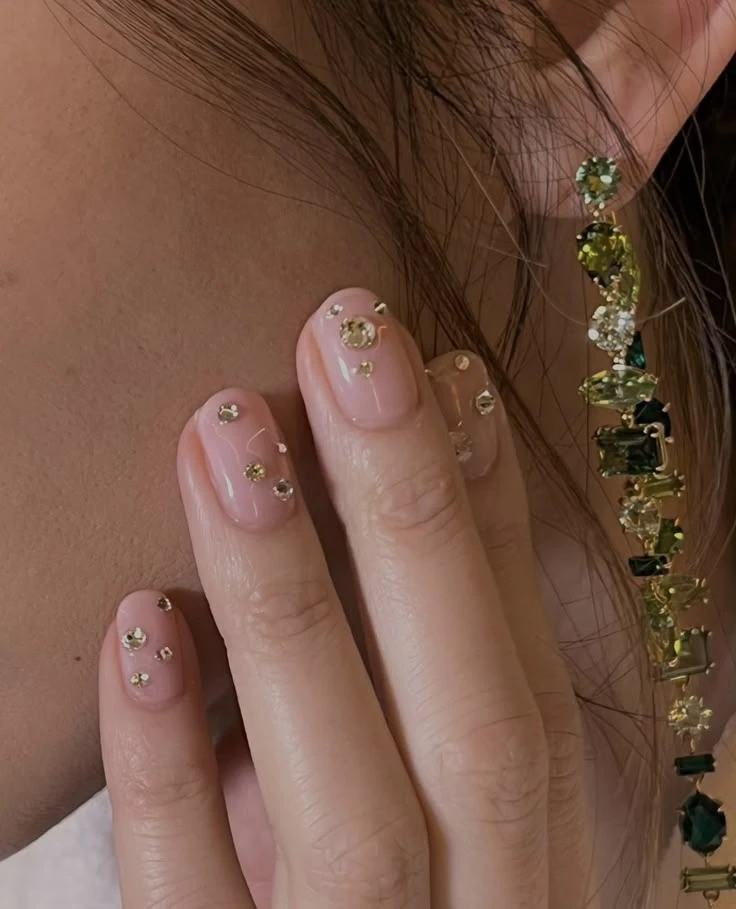 Manicura joya: cómo es la tendencia de uñas elegantes que vuelve en 2026