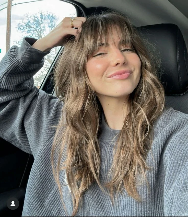 Ondas playeras, capas y textura natural: el corte de pelo que salió en una serie y se volvió tendencia beauty