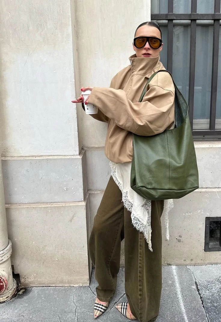 Guía de estilo: 7 looks con verde oliva, el color del invierno furor en Europa