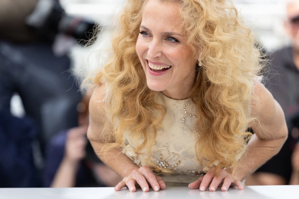 Gillian Anderson sorprendió en Cannes con un nuevo beauty look