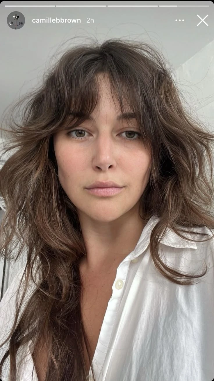 Ondas playeras, capas y textura natural: el corte de pelo que salió en una serie y se volvió tendencia beauty