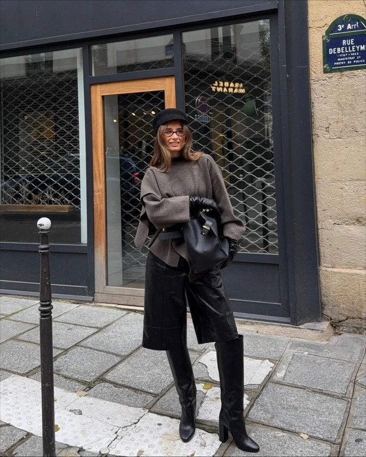 Bermudas sastreras con botas altas, la dupla statement que redefine el invierno 2026