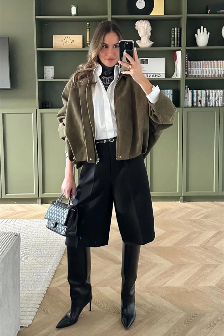 Bermudas sastreras con botas altas, la dupla statement que redefine el invierno 2026
