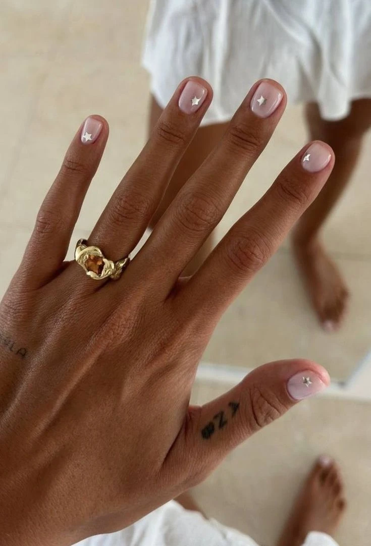Manicura joya: cómo es la tendencia de uñas elegantes que vuelve en 2026