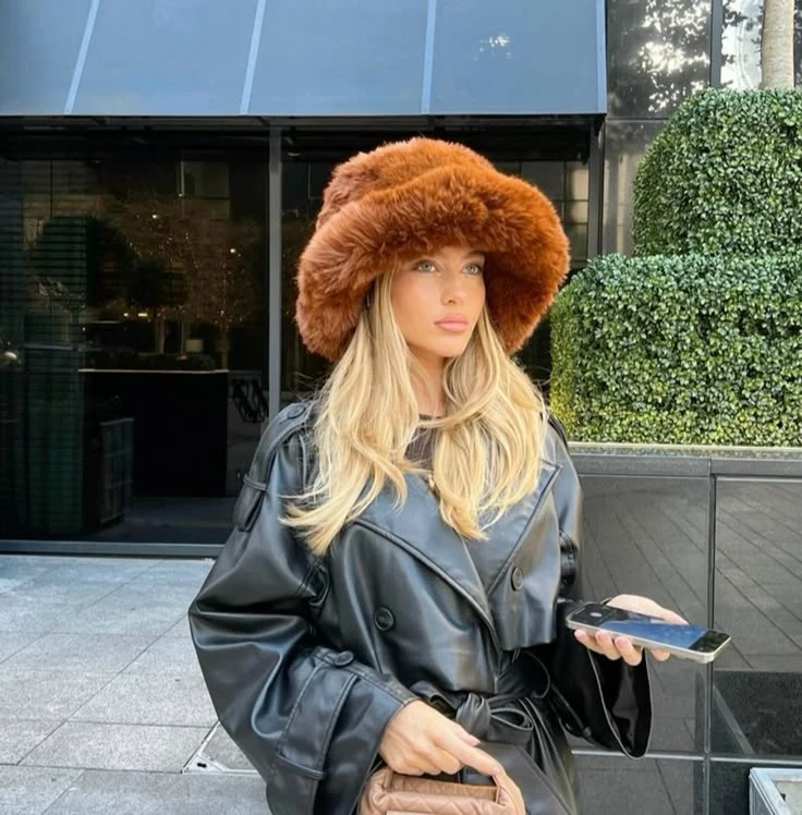 Los furry hats se apoderaron del street style.