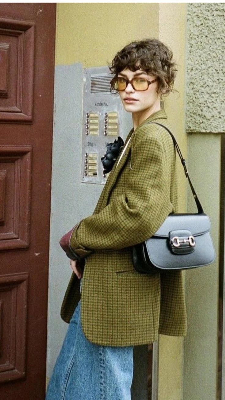 Guía de estilo: 7 looks con verde oliva, el color del invierno furor en Europa