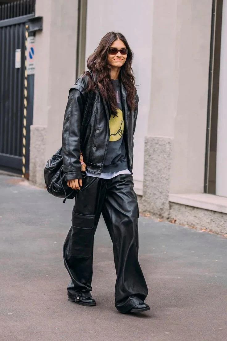 Mariana Fabbiani elevó la fórmula cuero + cuero a su versión más chic