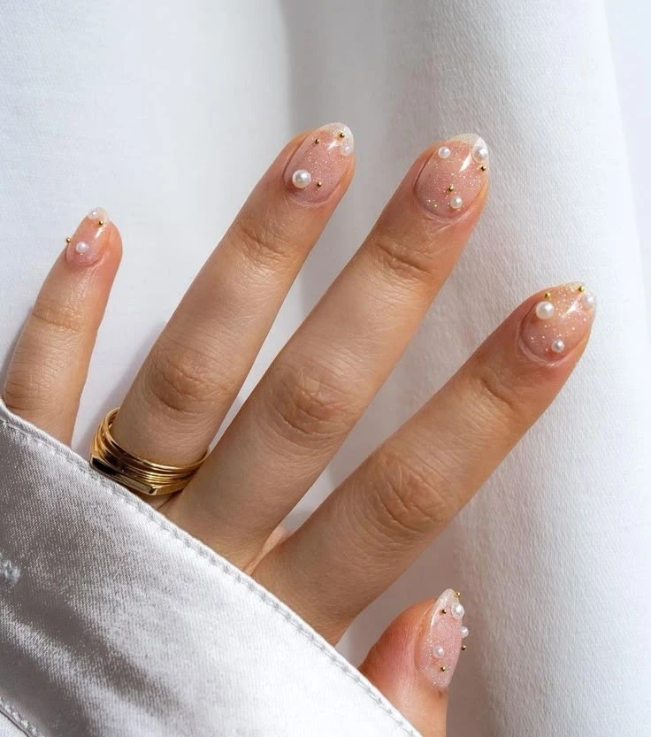 Manicura joya: cómo es la tendencia de uñas elegantes que vuelve en 2026
