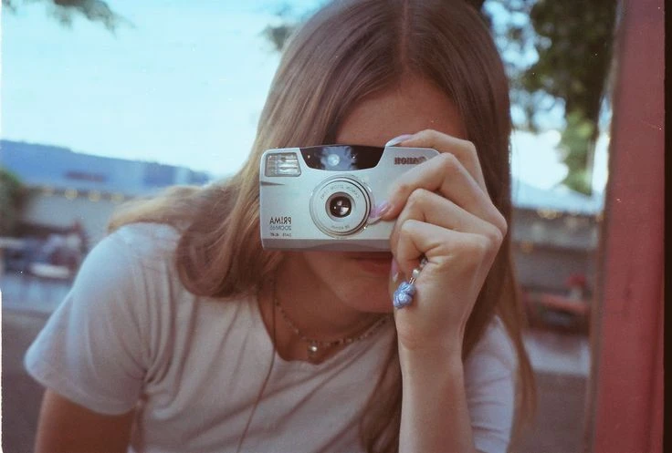 Con estas cámaras se buscan fotos espontáneas, estética messy, imágenes con ruido.