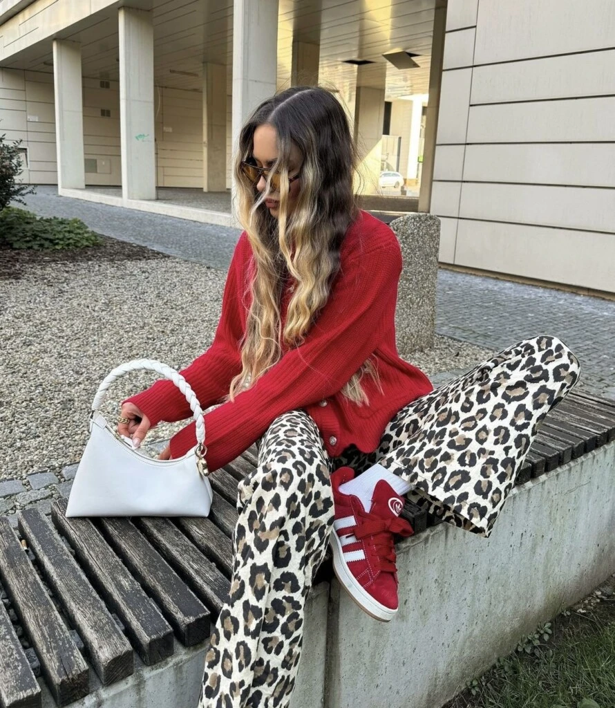 Hay algo del animal print que la moda nunca logra abandonar por completo.