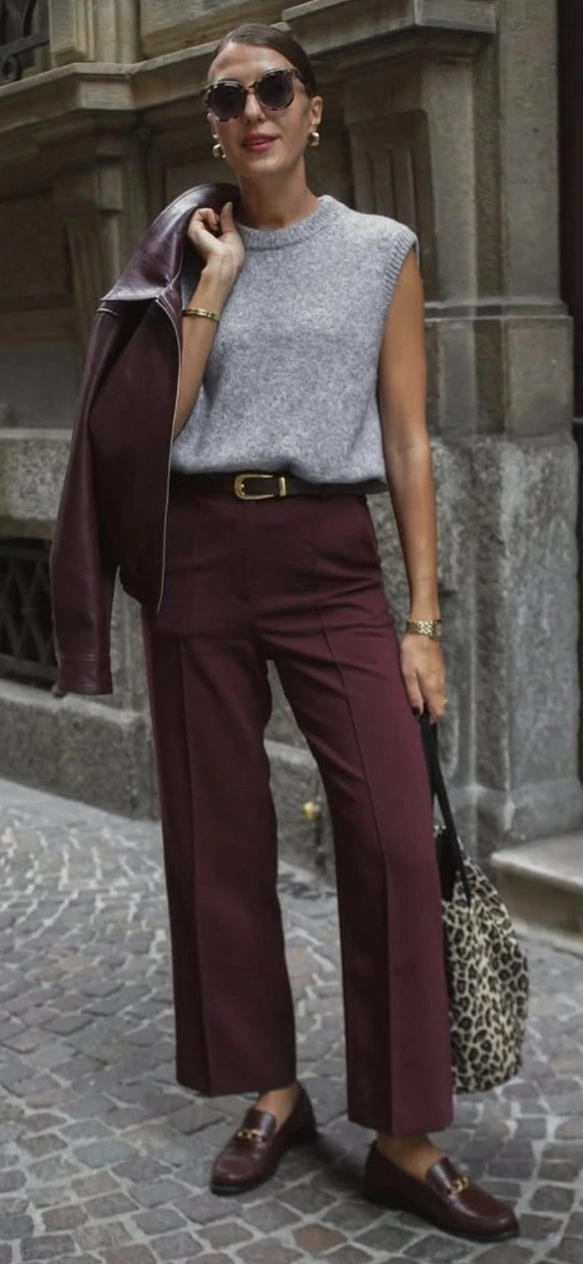 Gris y bordó, la nueva combinación chic del invierno 2026.