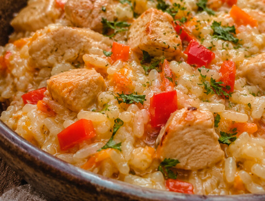 La receta fácil del día: arroz cremoso con pollo y verduras listo en 30 minutos