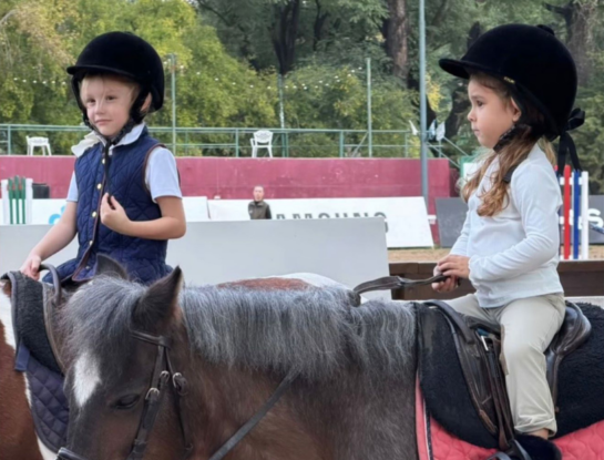 Pampita y Barby Franco mostraron cómo fue el divertido día de equitación de sus hijas