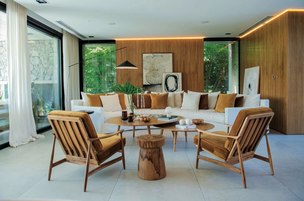 Luz natural a pleno, plantas y detalles verdes que atraviesan cada ambiente. 