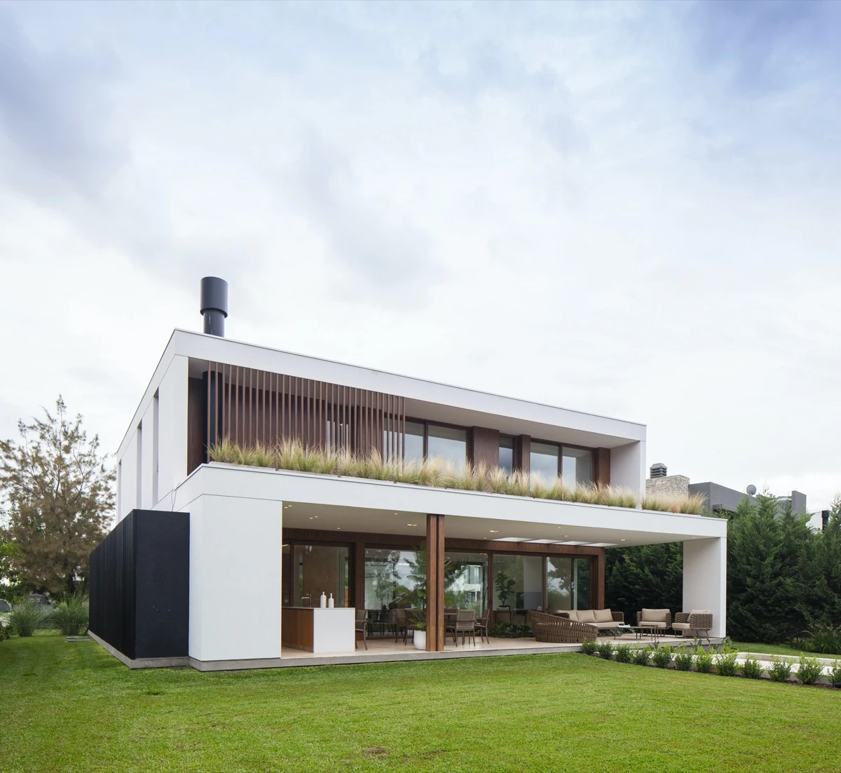 e arquitectura precisa y profundamente conectada con su entorno, 
