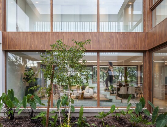 Diseño y naturaleza en una casa en dos plantas que redefine la conexión interior-exterior  
