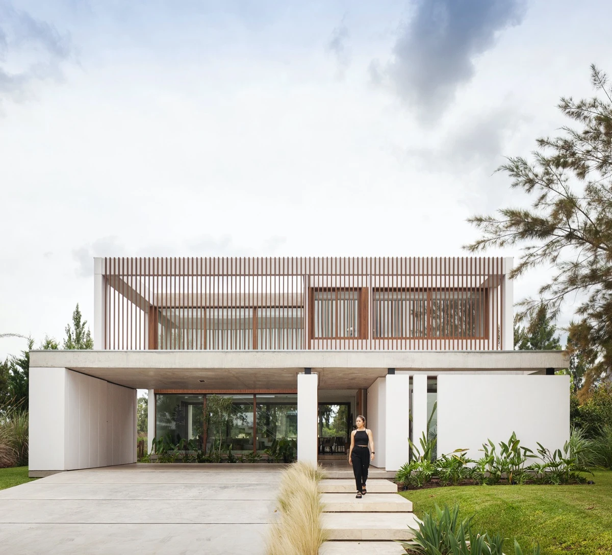 Un casa de dos plantas alineada con su entorno natural. 