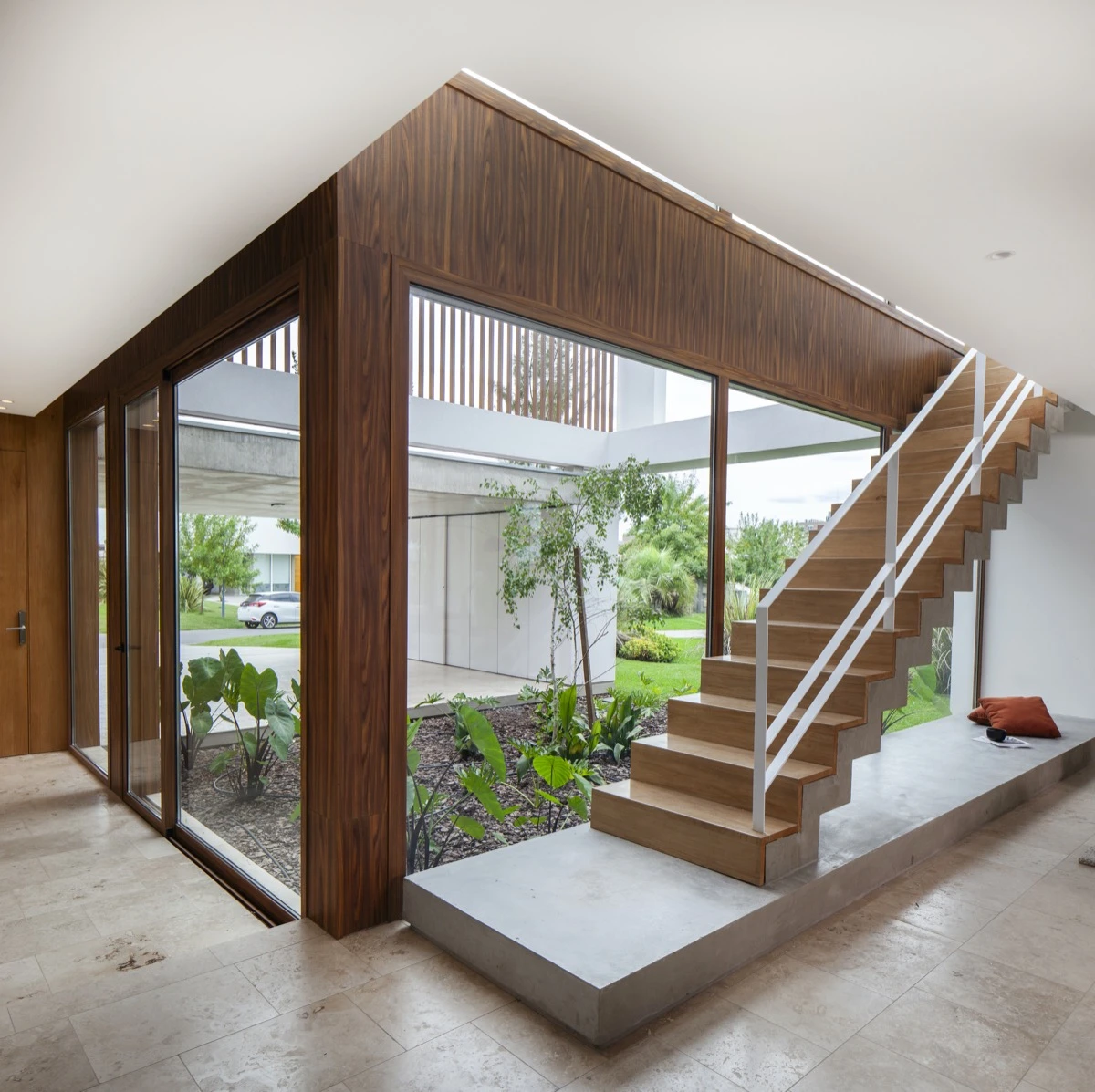 Casa Semillita fue concebida con una atención minuciosa al detalle con la fusión interior-exterior como foco del proyecto.   