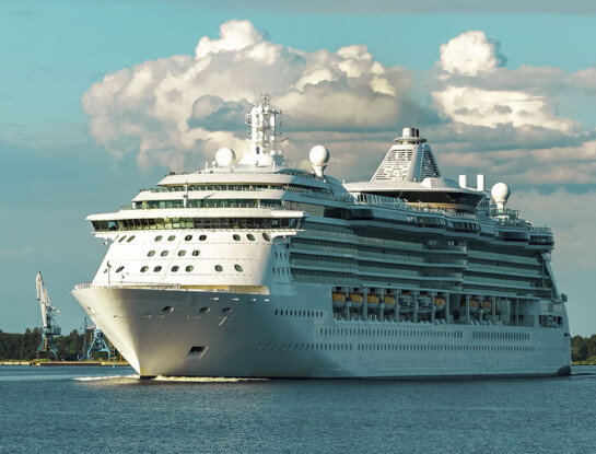 Otro crucero en cuarentena total: aislan a casi 1.800 pasajeros y hay un muerto por un brote