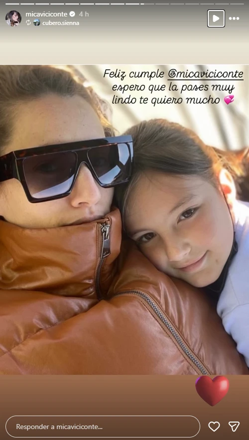 Por su parte, Sienna apostó por una imagen más antigua, en la que aparece más pequeña junto a la pareja de su papá.