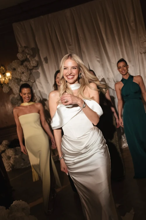 El vestido de novia de Leonie Hanne: minimalismo, sensualidad y glamour Old Hollywood