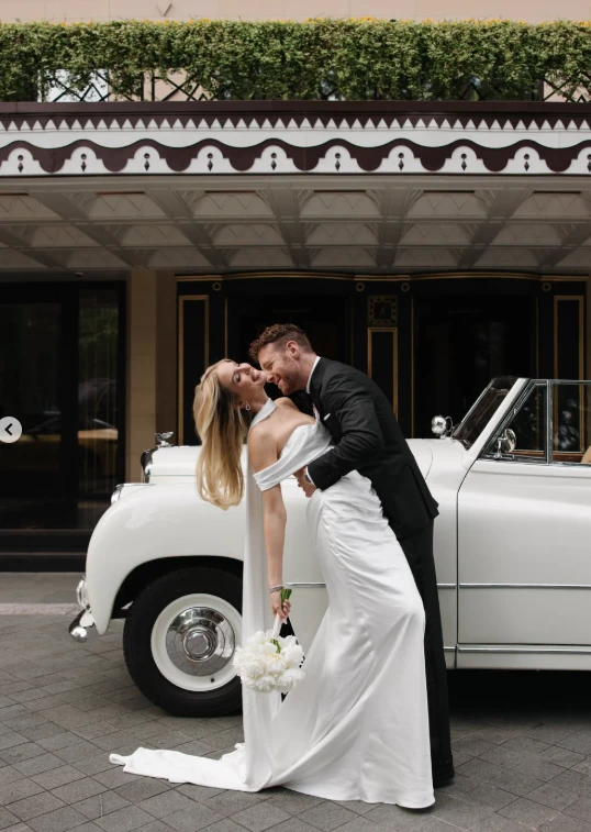 El vestido de novia de Leonie Hanne: minimalismo, sensualidad y glamour Old Hollywood