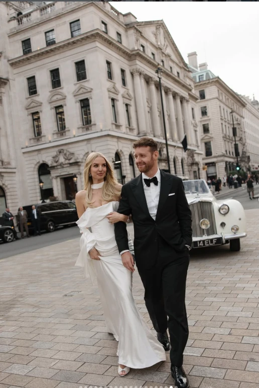 El vestido de novia de Leonie Hanne: minimalismo, sensualidad y glamour Old Hollywood