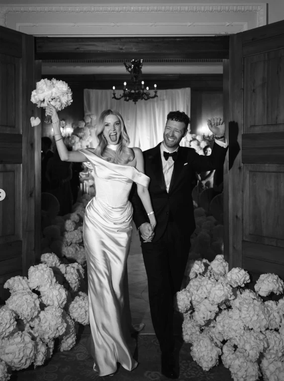El vestido de novia de Leonie Hanne: minimalismo, sensualidad y glamour Old Hollywood