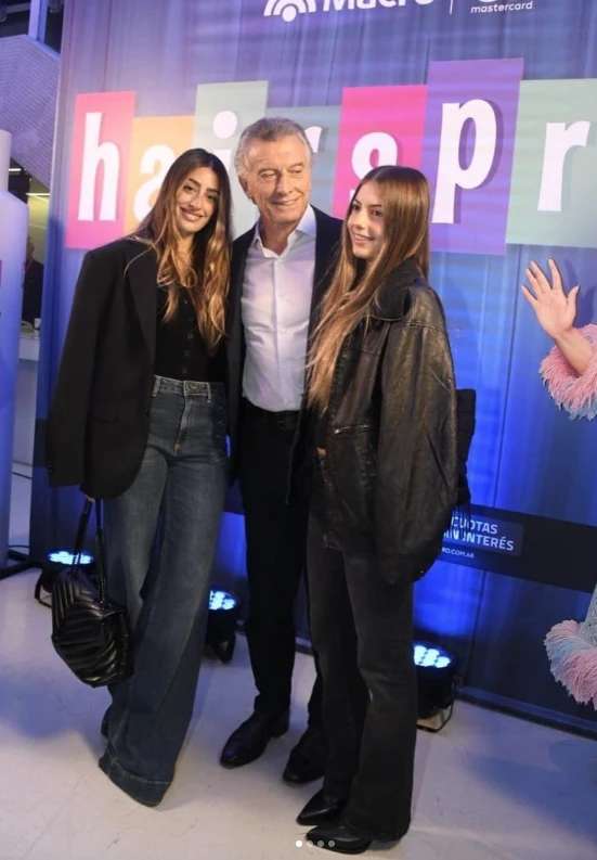 Mauricio Macri junto a su hija Antonia y Valentina, la hija mayor de Juliana Awada.
