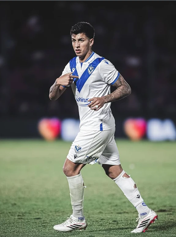 Thiago Silvero juega en las inferiores de Vélez, el mismo club donde se formó Fabián Cubero.