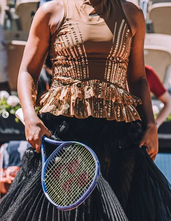 El look de Naomi de alto impacto.