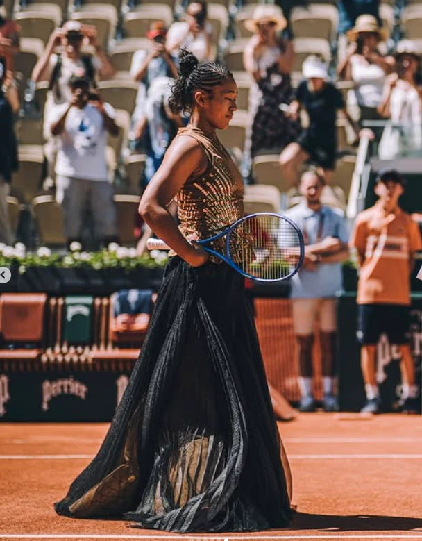 El look de Naomi de alto impacto.