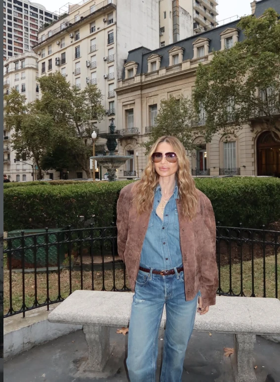 El look de María Vazquez con campera de gamuza y ballerinas animal print.