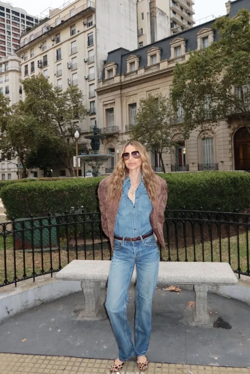 El look de María Vazquez con campera de gamuza y ballerinas animal print.