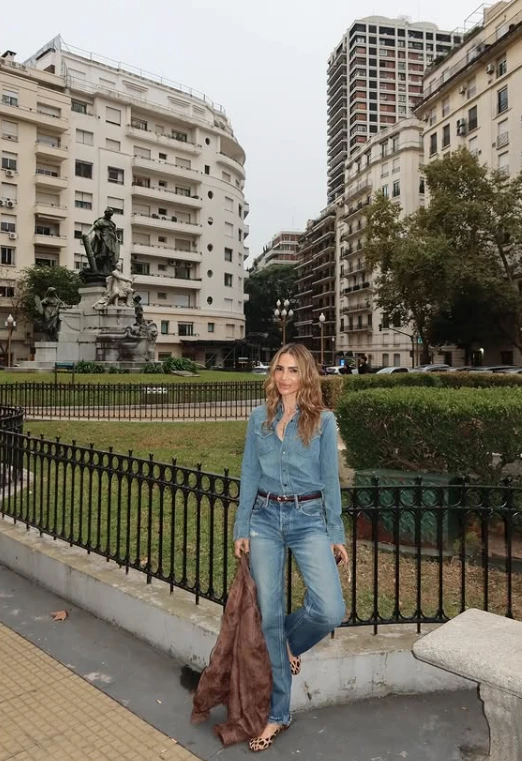 El look de María Vazquez con campera de gamuza y ballerinas animal print.