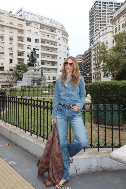 El look de María Vazquez con campera de gamuza y ballerinas animal print.