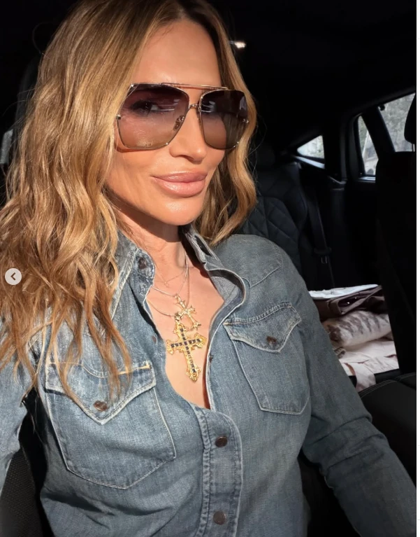 El look de María Vazquez con campera de gamuza y ballerinas animal print.