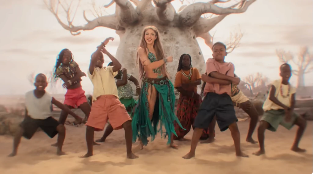 Ghetto Kids Uganda y Shakira en el video oficial de la canción "Dai Dai".