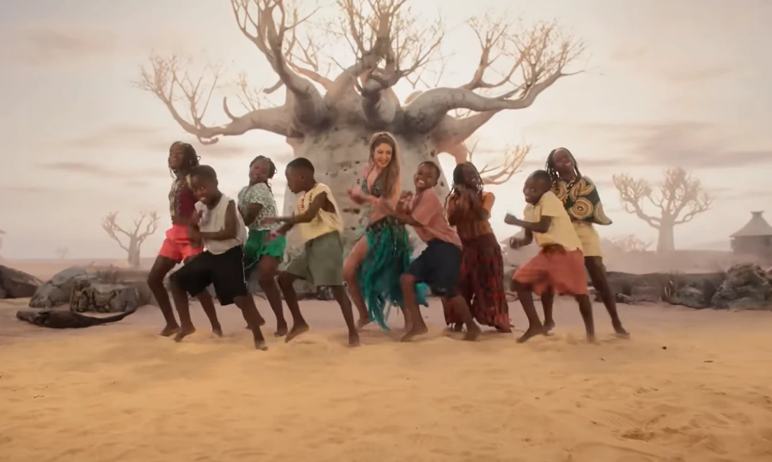 Ghetto Kids Uganda y Shakira en el video oficial de la canción "Dai Dai".