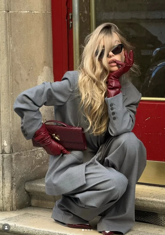 Gris y bordó, la nueva combinación chic del invierno 2026.