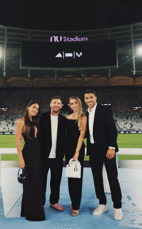 Los argentinos junto a su pareja amiga uruguaya Luis Suárez y su mujer Sofía Balbi.