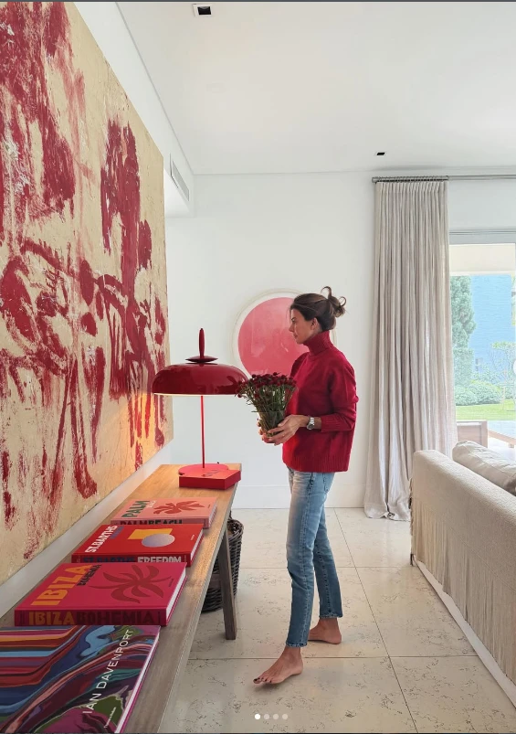 El look de Juliana Awada con una polera rojo cherry.