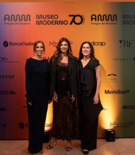 El sofisticado look de Juliana Awada con transparencias.