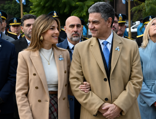 María Belén Ludueña deslumbró con un look elegante a días de convertirse en mamá de Vito en el acto oficial del 25 de mayo