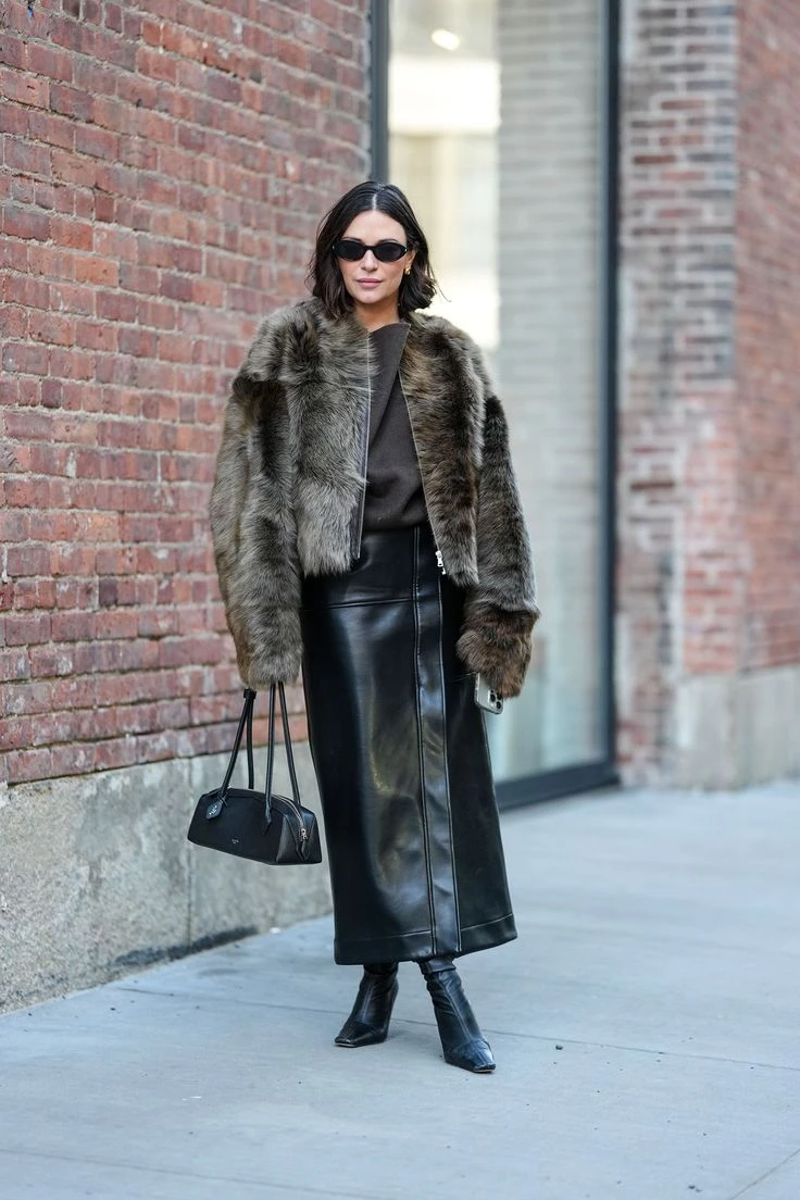 Guía de estilo: 5 looks con falda de cuero, la prenda que no puede faltar en tu placard 